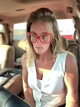 Snapshot of vixendoll87 chatting on March 13, 2025, 10:21 pm vixendoll87 online show from March 13, 2025, 10:21 pm