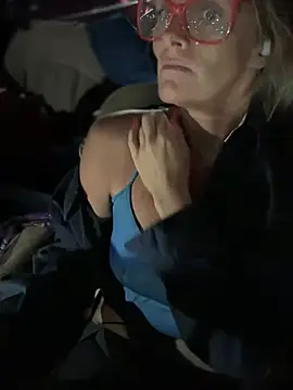 Snapshot of vixendoll87 chatting on March 23, 2025, 12:58 am vixendoll87 online show from March 23, 2025, 12:58 am