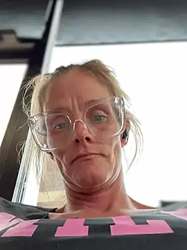 Snapshot of vixendoll87 chatting on March 19, 2025, 8:32 pm vixendoll87 online show from March 19, 2025, 8:32 pm