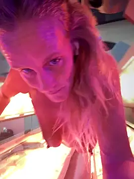 Snapshot of vixendoll87 chatting on February 28, 2025, 12:32 am vixendoll87 online show from February 28, 2025, 12:32 am