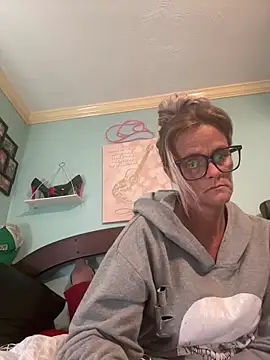 Snapshot of vixendoll87 chatting on November 17, 2025, 5:17 pm vixendoll87 online show from November 17, 2025, 5:17 pm