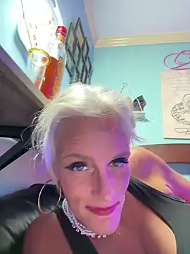 Snapshot of vixendoll87 chatting on November 23, 2025, 4:55 am vixendoll87 online show from November 23, 2025, 4:55 am