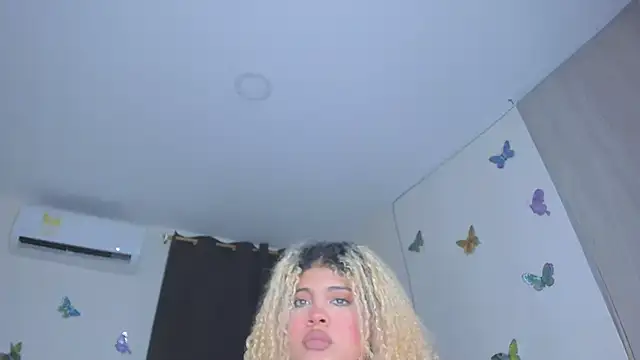 sofiacastillo01 online show from December 5, 2025, 1:32 pm