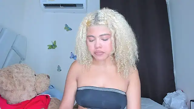 sofiacastillo01 online show from January 6, 2026, 2:32 pm