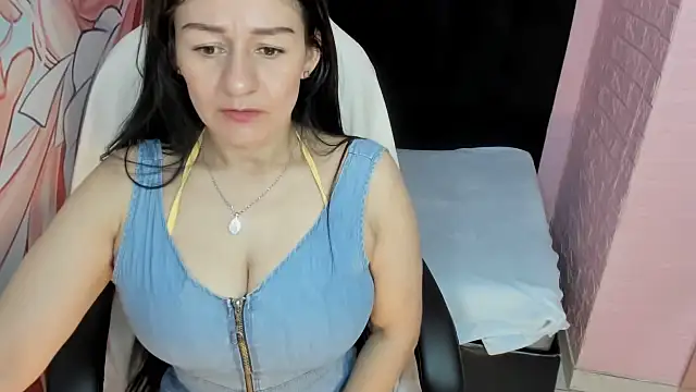 Snapshot of AllysonMilf69 chatting on October 8, 2025, 2:29 pm AllysonMilf69 online show from October 8, 2025, 2:29 pm