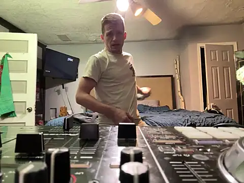 Snapshot of trash4cash chatting on January 15, 2026, 10:57 pm trash4cash online show from January 15, 2026, 10:57 pm