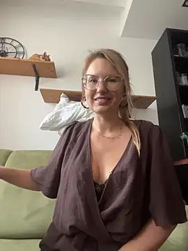 Vanilladreams online show from June 30, 2026, 4:51 pm