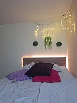 Juliietha servas online show from December 17, 2025, 10:59 pm