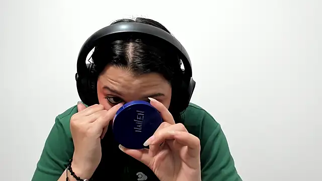 Snapshot of cami-01 chatting on December 4, 2025, 9:03 pm cami-01 online show from December 4, 2025, 9:03 pm