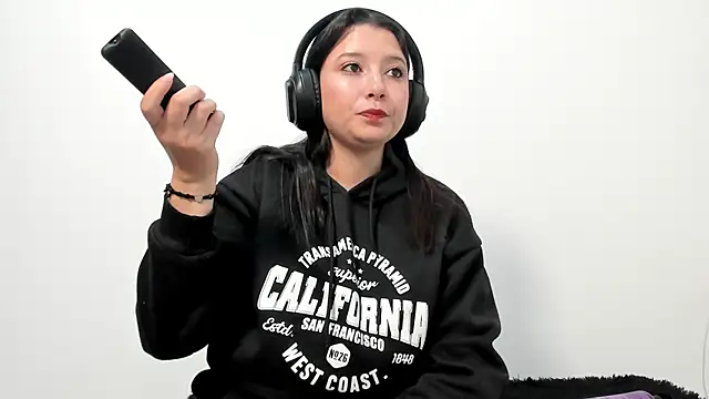 Snapshot of cami-01 chatting on October 19, 2025, 2:31 pm cami-01 online show from October 19, 2025, 2:31 pm