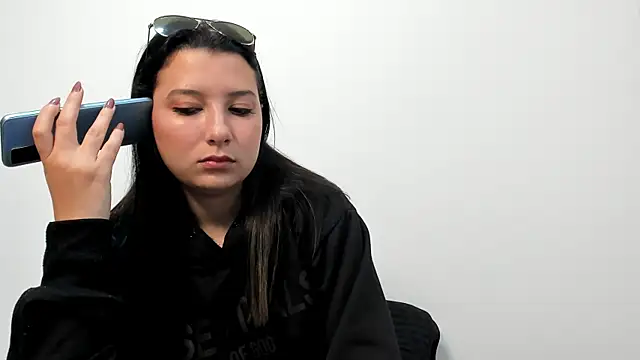 Snapshot of cami-01 chatting on October 23, 2025, 8:40 pm cami-01 online show from October 23, 2025, 8:40 pm