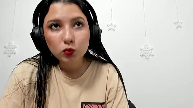 Snapshot of cami-01 chatting on December 15, 2025, 8:25 pm cami-01 online show from December 15, 2025, 8:25 pm