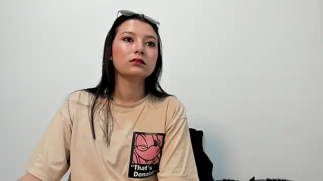 Snapshot of cami-01 chatting on October 13, 2025, 8:32 pm cami-01 online show from October 13, 2025, 8:32 pm