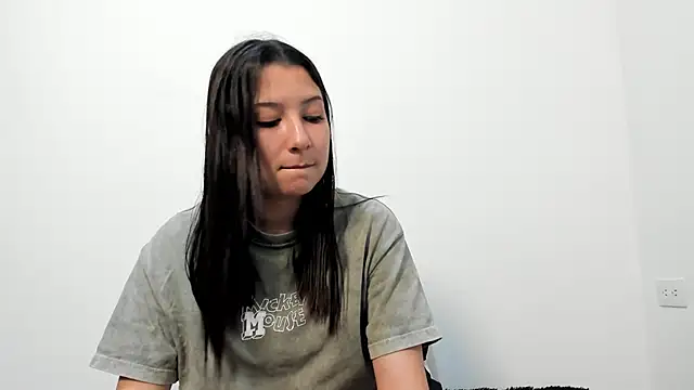 Snapshot of cami-01 chatting on October 1, 2025, 8:13 pm cami-01 online show from October 1, 2025, 8:13 pm