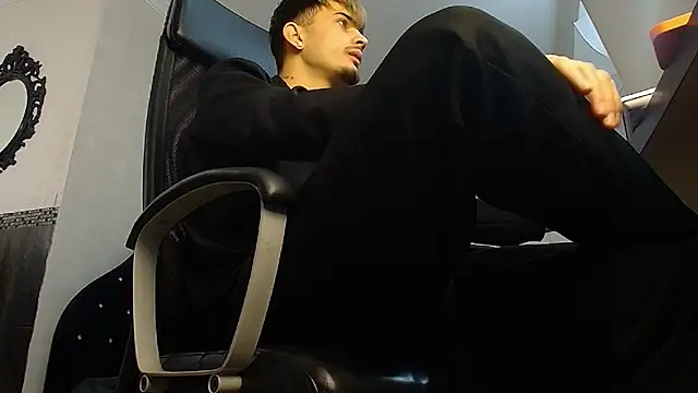 Snapshot of BrandonTate chatting on December 4, 2025, 10:25 am BrandonTate online show from December 4, 2025, 10:25 am