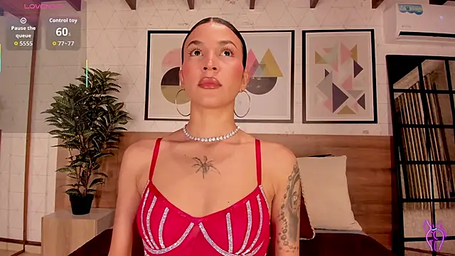 Snapshot of LunaRuso chatting on December 16, 2025, 7:40 pm LunaRuso online show from December 16, 2025, 7:40 pm