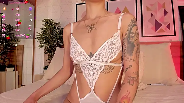 LunaRuso online show from March 12, 2026, 7:40 pm