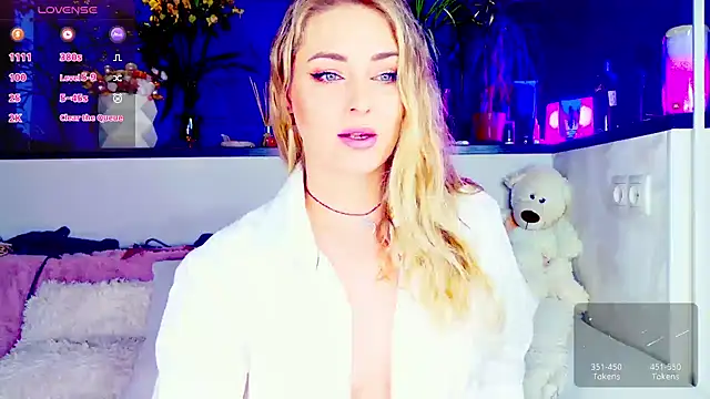 Snapshot of _JuliaSpace_ chatting on May 12, 2026, 4:46 pm JuliaSpace online show from May 12, 2026, 4:46 pm
