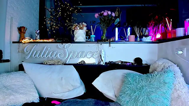 Snapshot of _JuliaSpace_ chatting on January 30, 2025, 10:51 pm JuliaSpace online show from January 30, 2025, 10:51 pm