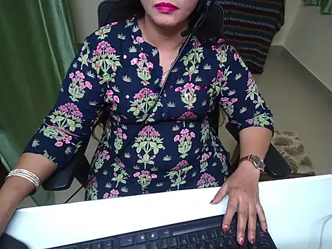 Arushisingh8888 online show from November 3, 2025, 1:04 pm