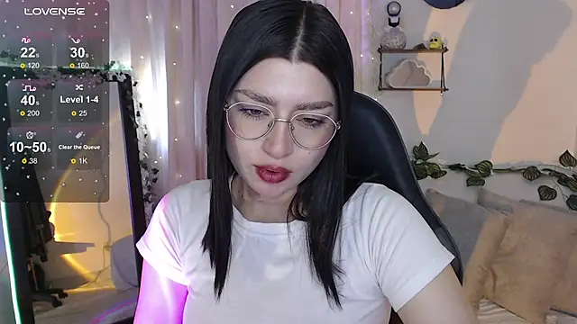 Snapshot of mily_thomson_b_ chatting on December 4, 2025, 6:18 pm mily thomson b online show from December 4, 2025, 6:18 pm