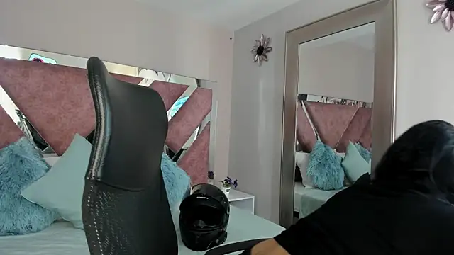 Snapshot of PaulinaDuarte chatting on November 13, 2025, 1:15 pm PaulinaDuarte online show from November 13, 2025, 1:15 pm