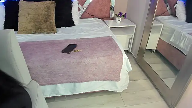 Snapshot of PaulinaDuarte chatting on November 19, 2025, 11:32 am PaulinaDuarte online show from November 19, 2025, 11:32 am