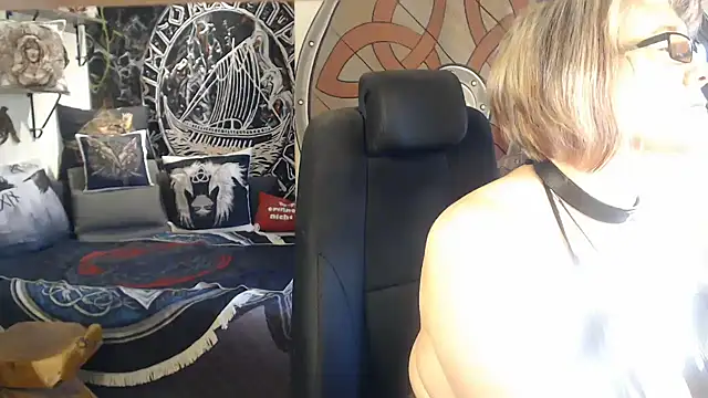 Snapshot of TittenMichelle chatting on December 18, 2025, 9:36 am TittenMichelle online show from December 18, 2025, 9:36 am