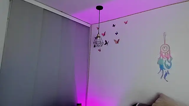 Chloe Johnson  online show from September 12, 2025, 5:07 am