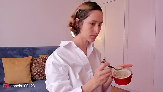 cuddlingbunny online show from January 5, 2026, 5:27 pm