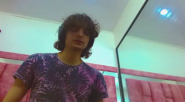 Snapshot of Sr_BonnyEthan chatting on February 25, 2025, 1:32 pm Sr BonnyEthan online show from February 25, 2025, 1:32 pm