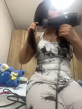 Isa-Jones online show from December 14, 2025, 12:17 am