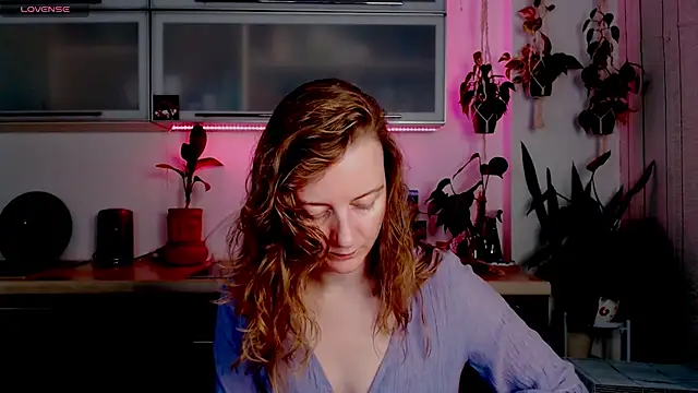 Snapshot of Elly_Helly chatting on December 16, 2025, 8:24 pm Elly Helly online show from December 16, 2025, 8:24 pm