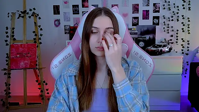 Snapshot of AliceCharmy chatting on October 13, 2025, 6:15 am AliceCharmy online show from October 13, 2025, 6:15 am