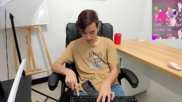 Snapshot of bunny_maxi chatting on November 6, 2025, 12:20 pm bunny maxi online show from November 6, 2025, 12:20 pm