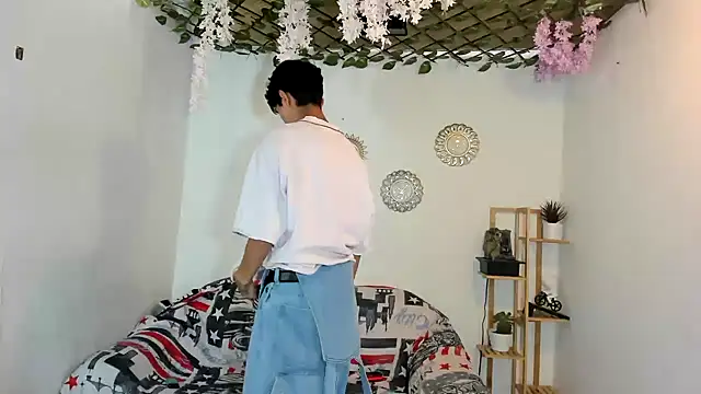 Snapshot of oliverhot2005 chatting on December 4, 2025, 8:19 pm oliverhot2005 online show from December 4, 2025, 8:19 pm