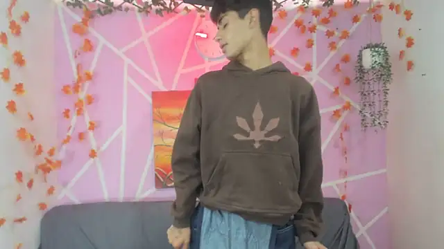 Snapshot of oliverhot2005 chatting on November 7, 2025, 7:40 pm oliverhot2005 online show from November 7, 2025, 7:40 pm