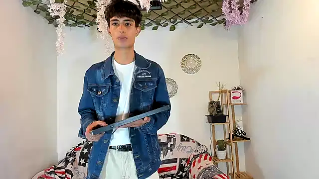 Snapshot of oliverhot2005 chatting on November 5, 2025, 10:02 pm oliverhot2005 online show from November 5, 2025, 10:02 pm