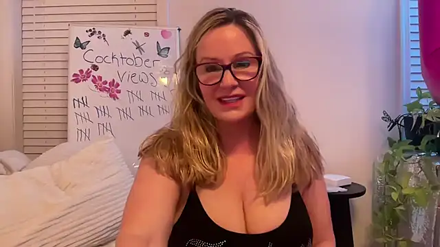 Snapshot of Milf_Goddess chatting on October 21, 2025, 7:30 am Milf Goddess online show from October 21, 2025, 7:30 am