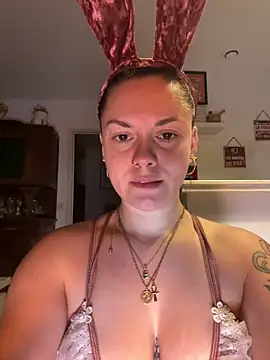 Snapshot of Luccreccia_ chatting on April 2, 2026, 8:59 pm Luccreccia online show from April 2, 2026, 8:59 pm