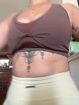 Snapshot of Luccreccia_ chatting on May 6, 2026, 1:04 pm Luccreccia online show from May 6, 2026, 1:04 pm