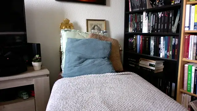 Luccreccia  online show from October 23, 2025, 8:46 am