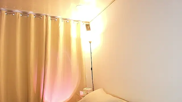 Evelyn Bennett online show from November 16, 2025, 5:17 pm