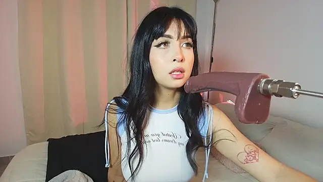 Evelyn Bennett online show from November 26, 2025, 5:35 pm