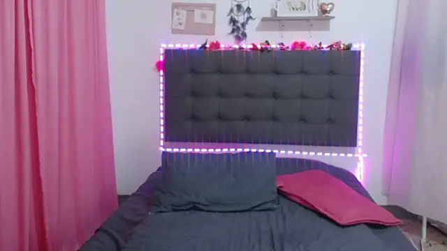 LenaDIaz online show from October 12, 2025, 12:01 am