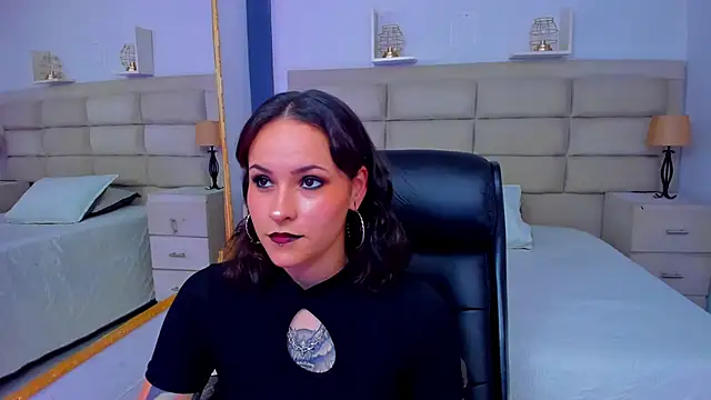 AnnyThompson  online show from November 7, 2025, 8:57 pm