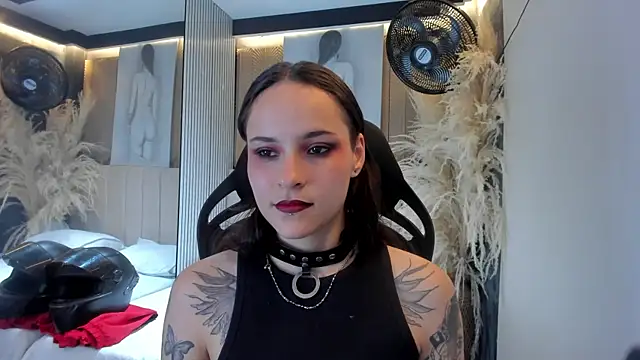 AnnyThompson  online show from April 2, 2026, 9:32 pm