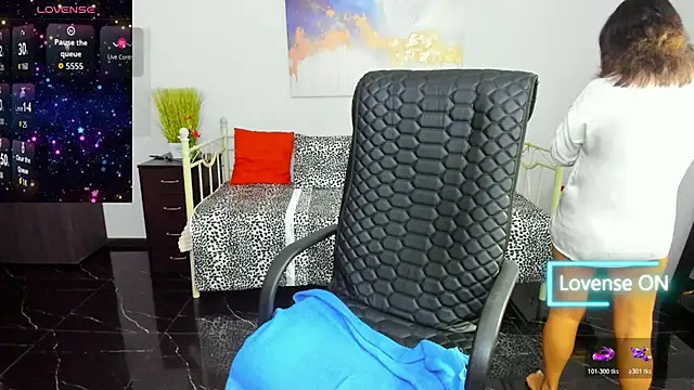 Julia Dean online show from October 30, 2025, 12:14 pm