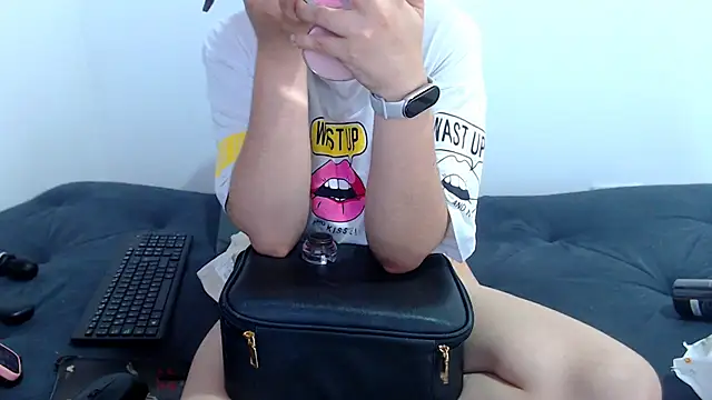 sofi-rojas1 online show from November 5, 2025, 12:36 am