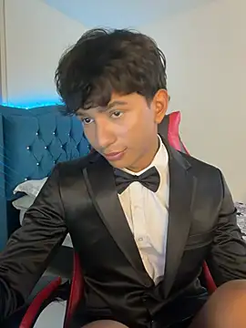 Snapshot of Leonarrrd_01 chatting on February 4, 2026, 10:38 pm Leonarrrd 01 online show from February 4, 2026, 10:38 pm